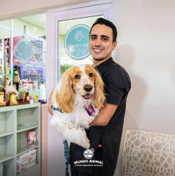 Equipe da Mundo Animal com pet